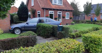 Automobilist belandt met auto in voortuin na aanrijding