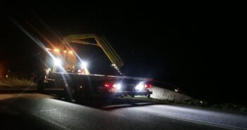 Auto naast de weg bij Boerakker