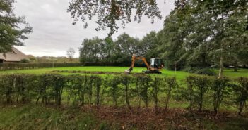 Midwolde helpt de bijen, inrichten d’Olle Tuun van start