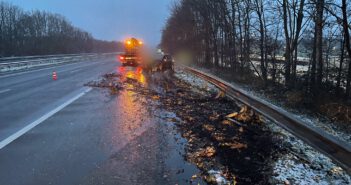 Auto raakt tijdens inhalen van de weg en botst tegen vangrail op de A7 bij Leek