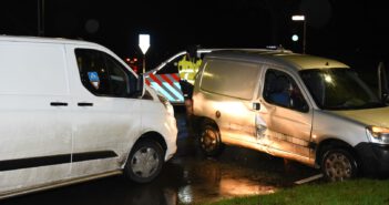 Auto’s botsen midden op rotonde nabij de Maatlanden in Roden