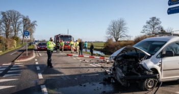 Ernstig ongeval tussen twee voertuigen in Sebaldeburen; één voertuig belandt in het water