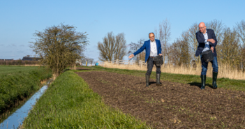Gedeputeerde Staghouwer en wethouder Nederveen zaaien bloemrijke berm in