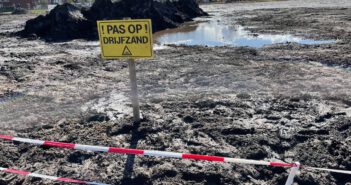 Bouwterrein in Oostindie afgezet met lint en borden na drijfzand incident
