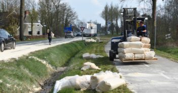N372 tussen Leek en Roden bezaaid met zaagsel nadat vrachtwagen boom schampt