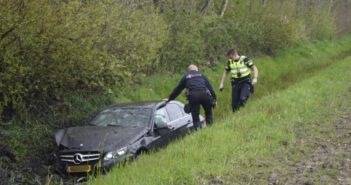 Auto belandt in sloot naast de A7