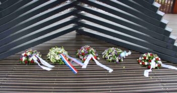 Bloemstukken gelegd bij herdenkingsmonument en Joodse Schooltje in Leek