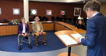 Uitreiking koninklijke onderscheiding door burgemeester Ard van der Tuuk