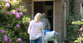 Twee personen aangehouden na onwelwording in woning Roden; recherche doet onderzoek