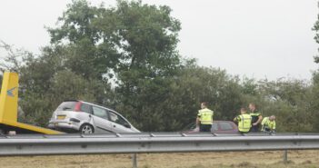 Auto raakt zwaar beschadigd bij ongeval op A7 bij Oostwold