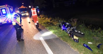 Motorrijder zwaargewond na botsing tegen boom in Niebert