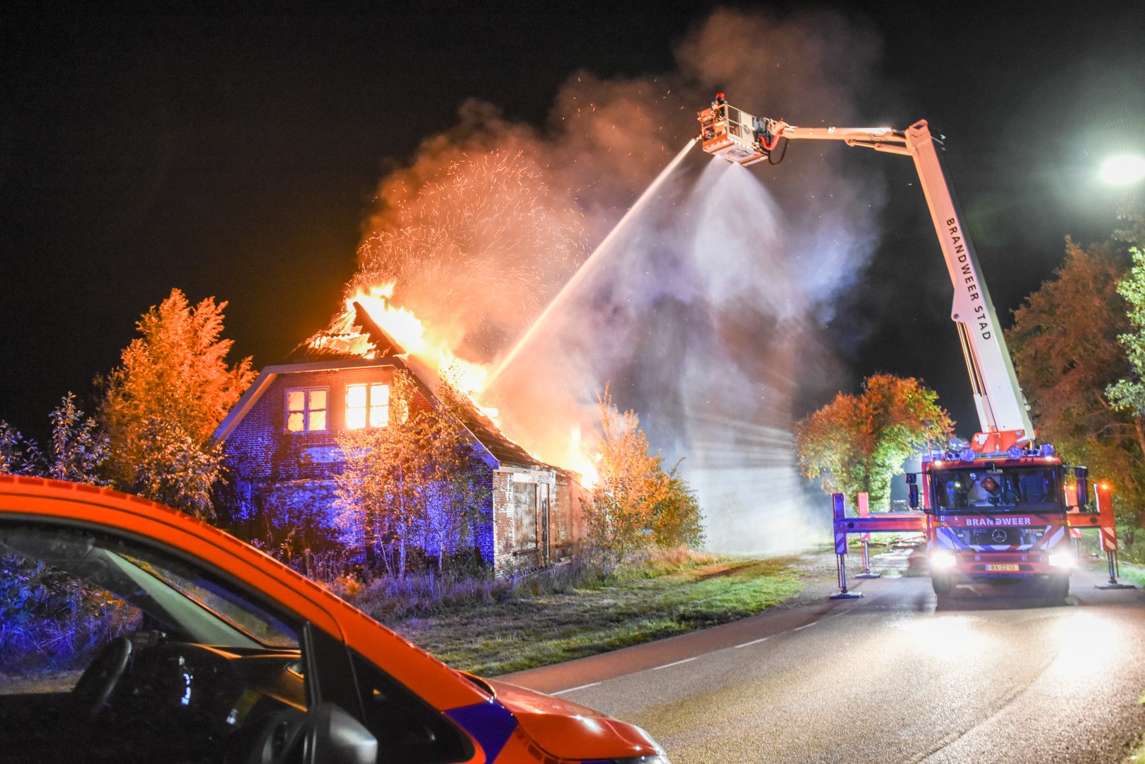 Voormalige seksclub ‘Club 94’ in Midwolde verwoest door uitslaande brand (Video)