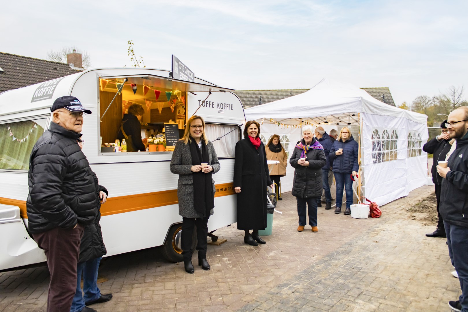 Wold & Waard verrast bewoners Albert Harkemaweg Aduard met koffie en koek