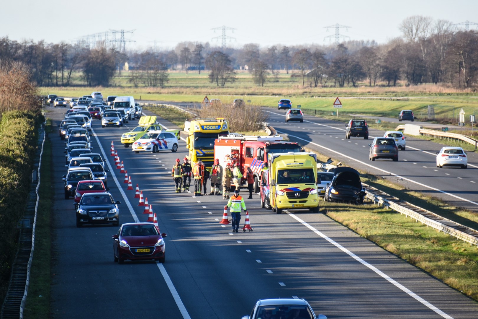 Forse aanrijding op de A7 bij Lettelbert; Tesla botst frontaal tegen vangrail (Video)