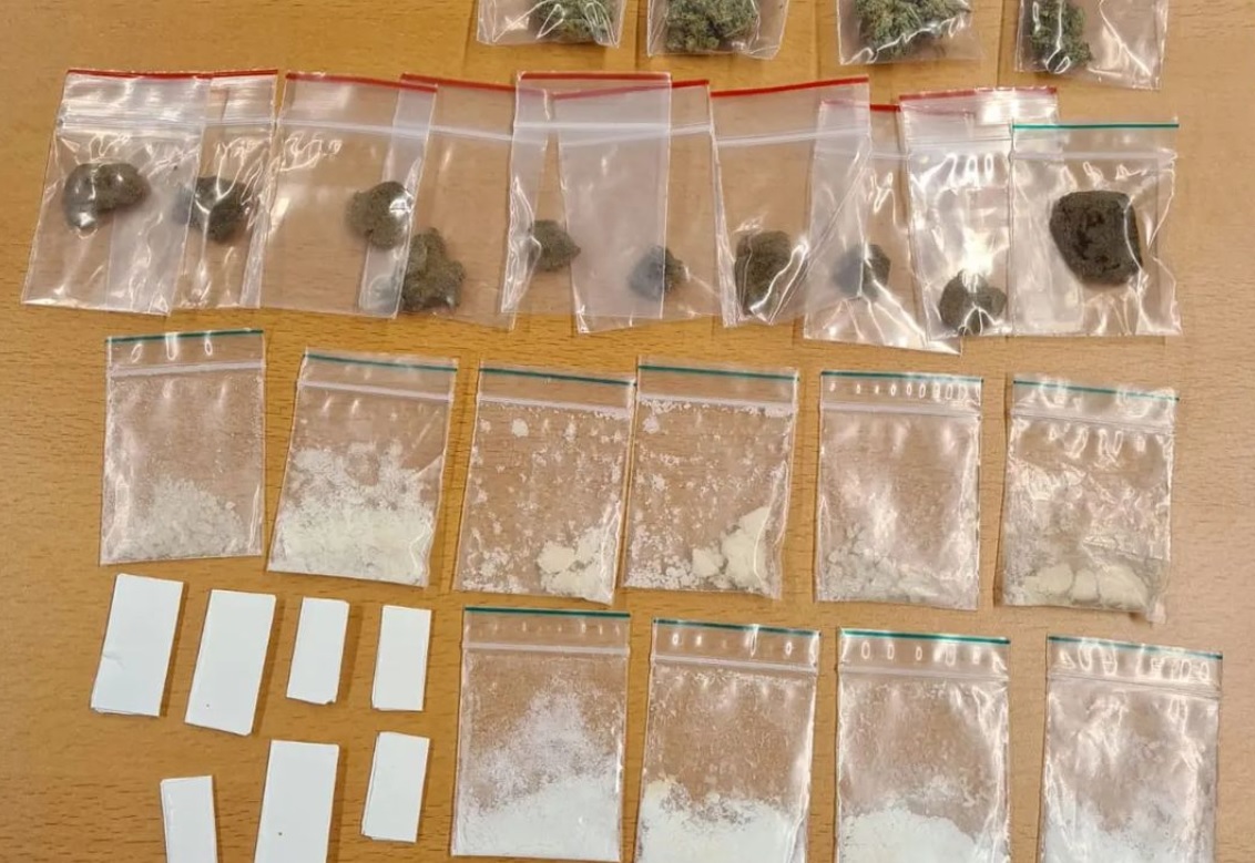 Politie Westerkwartier vindt meerdere soorten drugs bij 'bekende' dealer InfoLeek Politie Westerkwartier vindt meerdere soorten drugs bij 'bekende' dealer InfoLeek