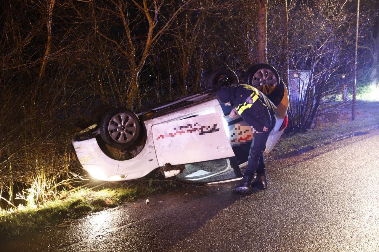 Auto belandt op de kop in De Wilp