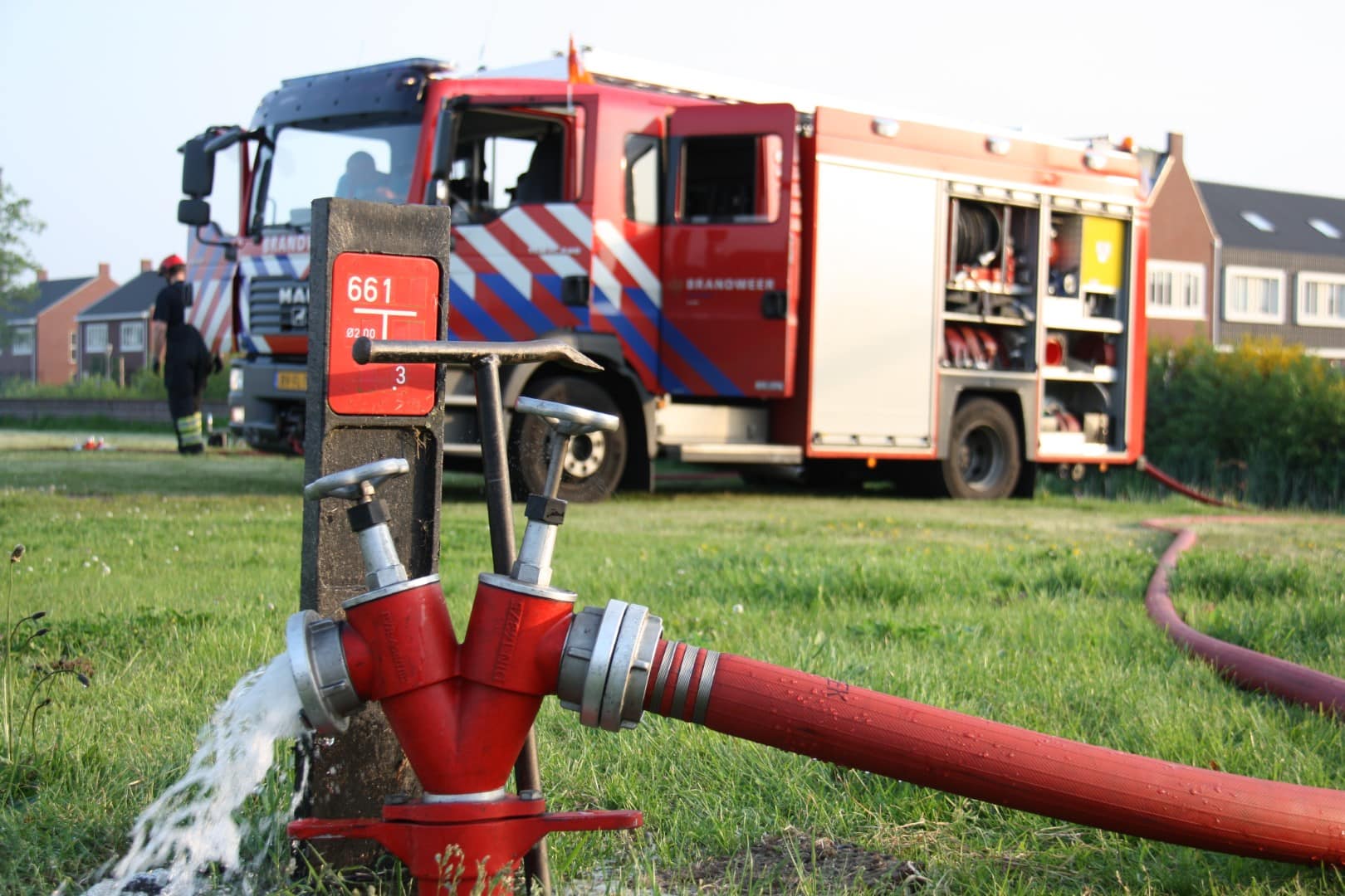 Brandweer trakteert Leek dinsdagavond op verkoeling tijdens oefenavond in centrum