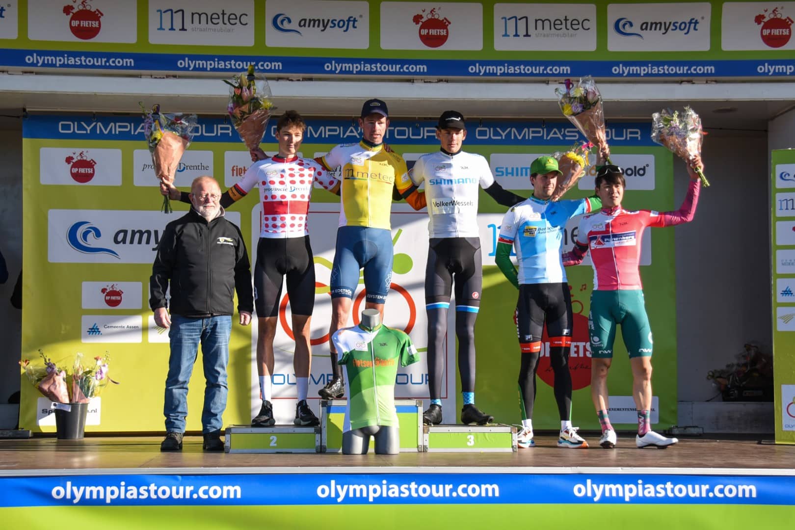 Start en finish van de 'Amysoft ronde van Groningen' in Leek; Elmar Reinders grote winnaar - InfoLee