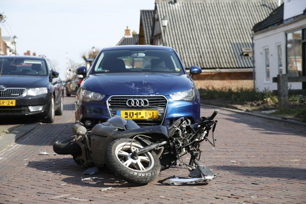 Automobilist en scooterrijder botsen in Enumatil