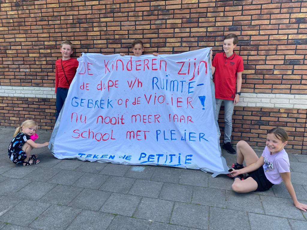 Leerlingen en ouders van twee basisscholen in Leek in actie tegen mogelijke verplaatsing van groepen