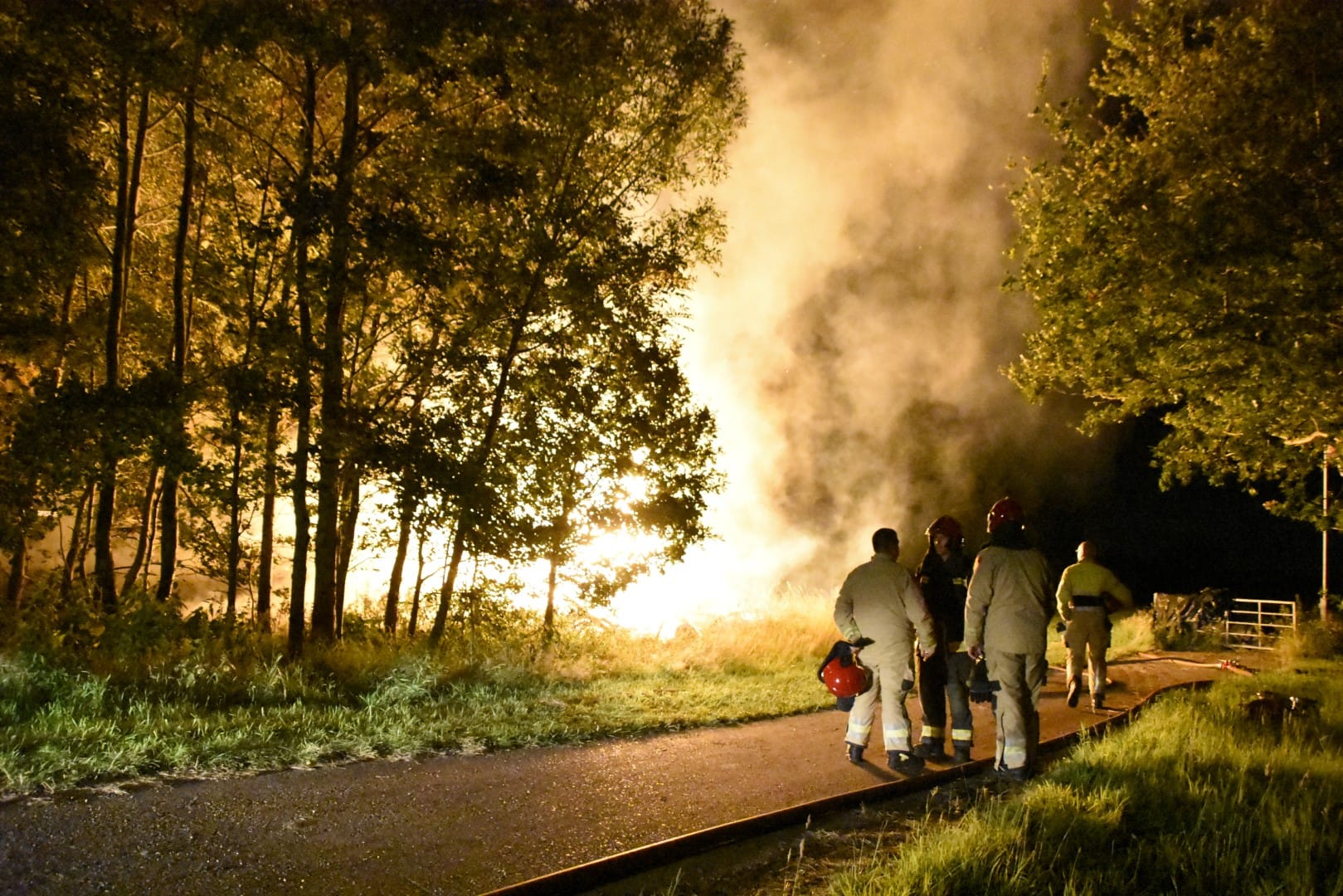 Brandweer massaal ingezet voor brand in hooibult en bosschages langs de A7 bij Marum