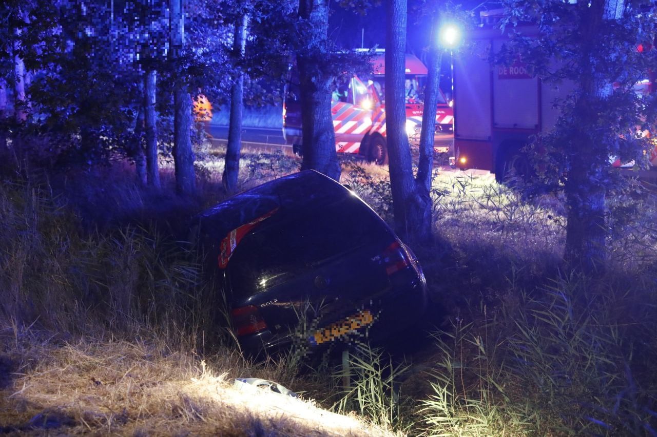 Auto belandt in de sloot tussen de A7 en de Pasop in Midwolde