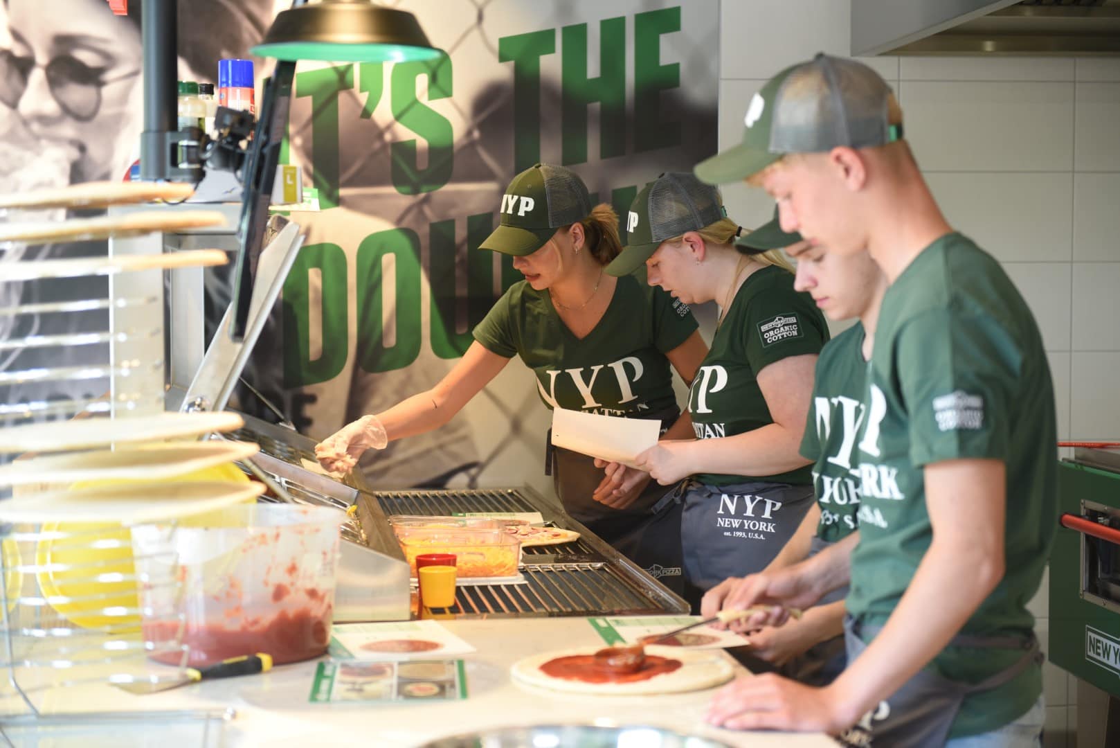 New York Pizza viert 30-jarig bestaan en geeft vrijdag 200 gratis pizza’s weg in Leek