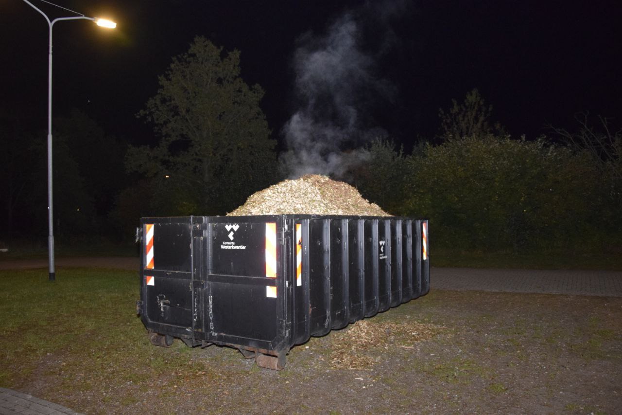 Rokende container op parkeerterrein laat brandweer uitrukken - Oozo.nl
