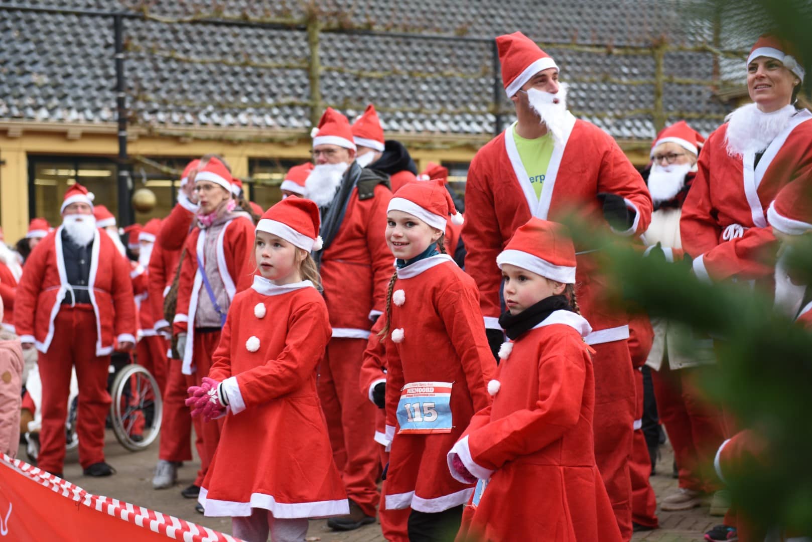 Kerstmannen en Kerstvrouwen weer in het rood op Landgoed Nienoord; Santa Run Nienoord op 21 december