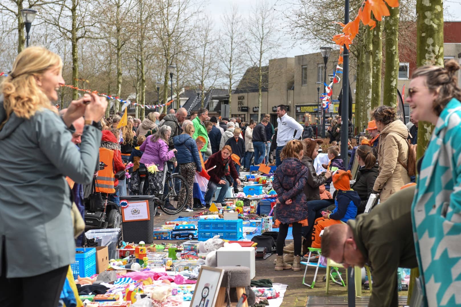 Leek viert Koningsdag met kleedjesmarkt in het centrum