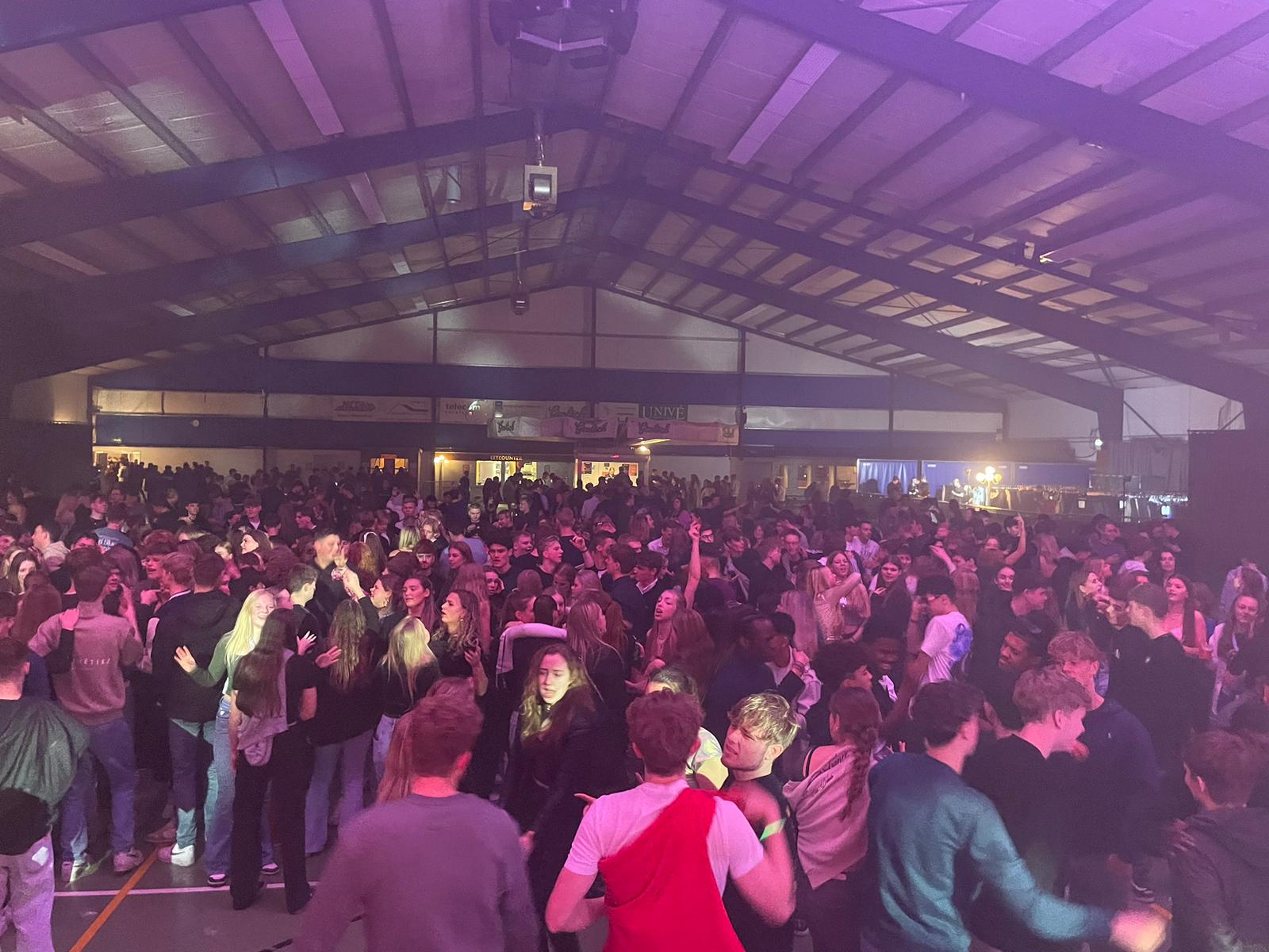 Oud En Nieuw Middelburg Ongeveer 1700 feestgangers uit Westerkwartier en Noordenveld genieten