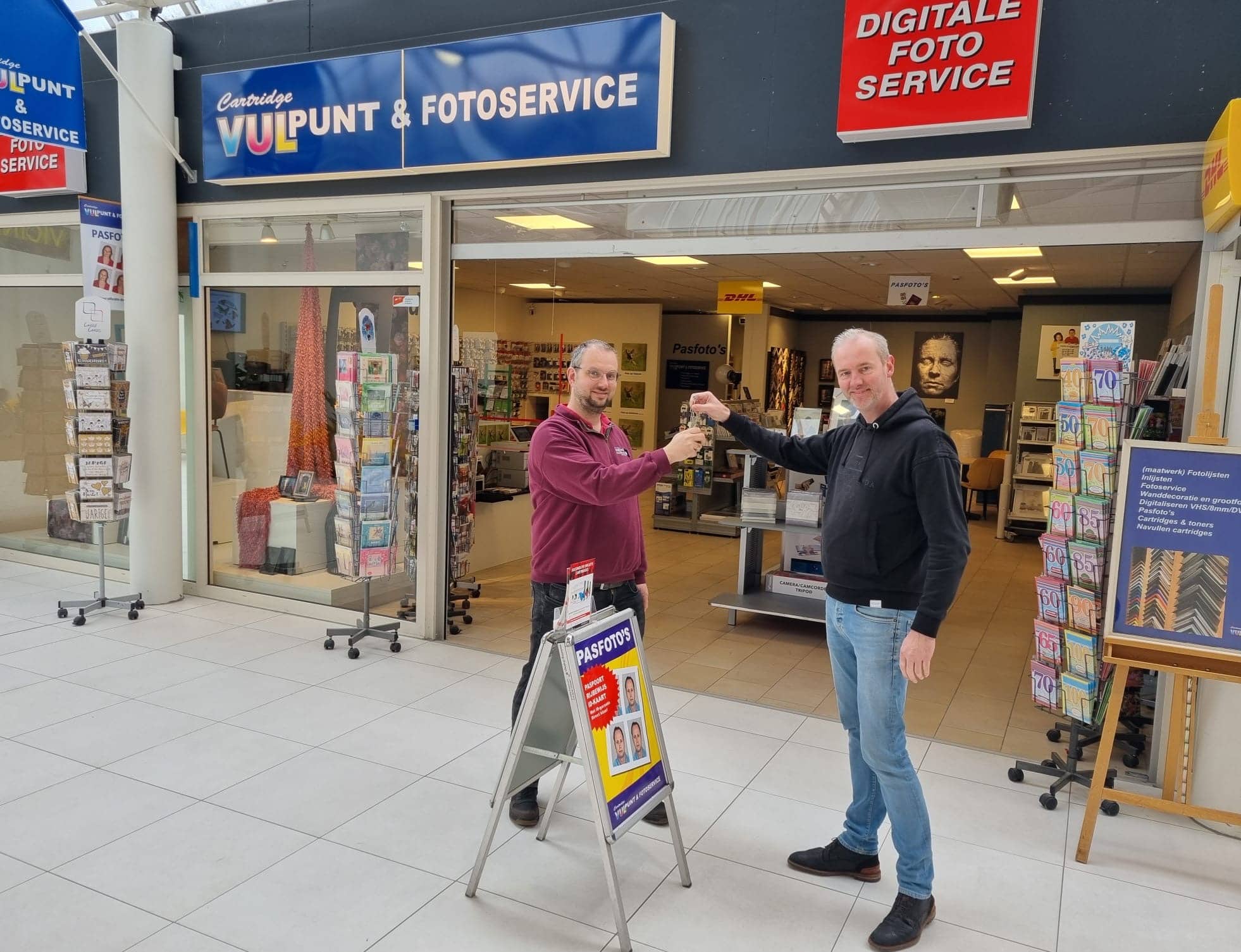 Mark Eigenaar Van Fotoservice Leek Draagt Na 17 Jaar De Sleutel Over 