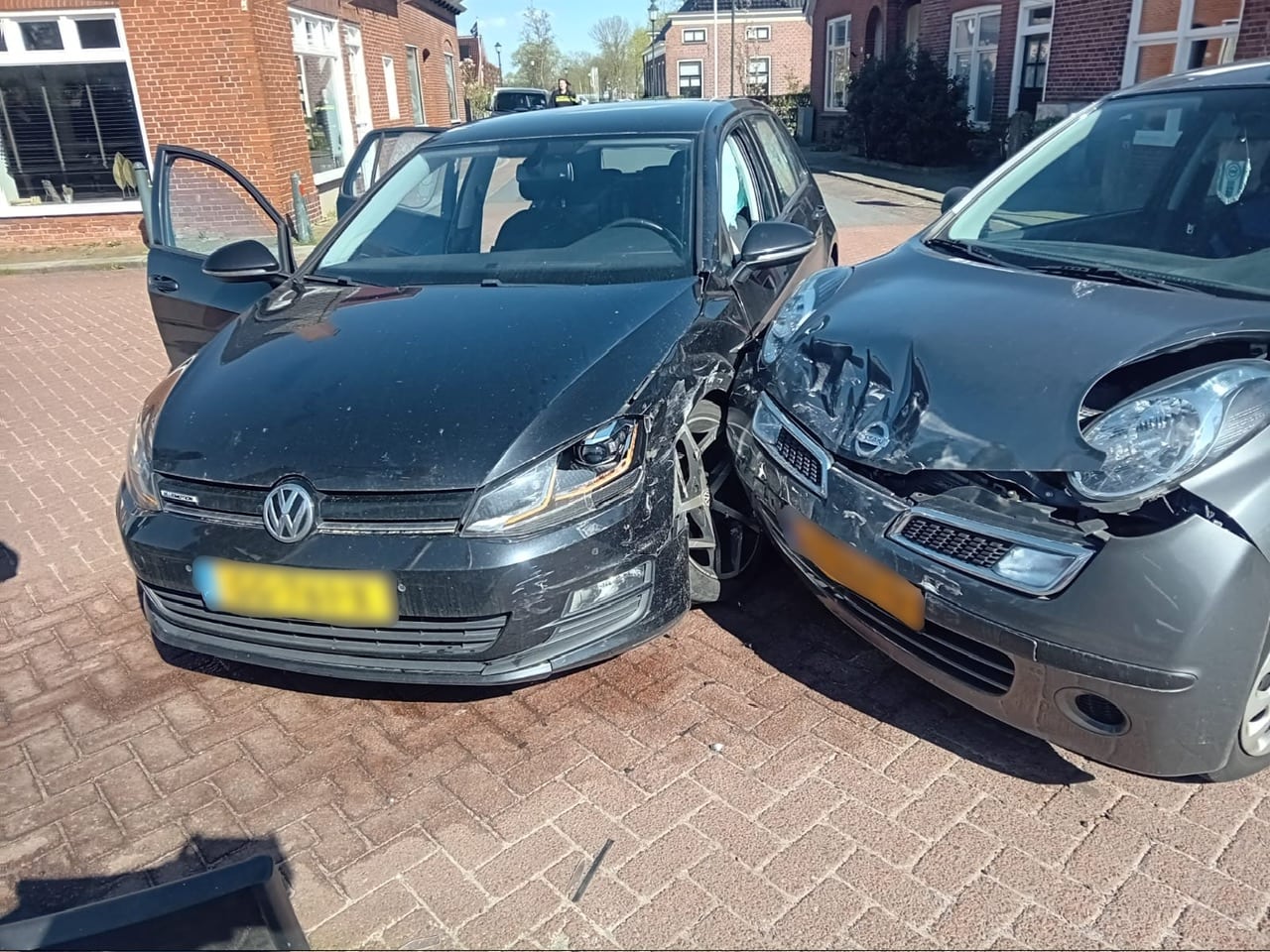 Automobilisten botsen op kruising Hoendiep (N978) in Enumatil