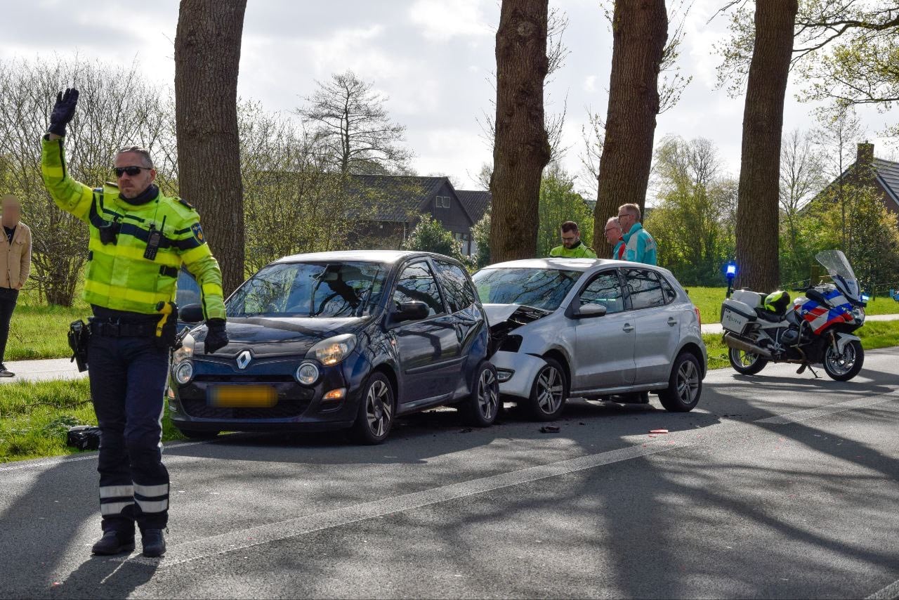 Kop-staart botsing op de J.P. Santeeweg (N372) in Nietap