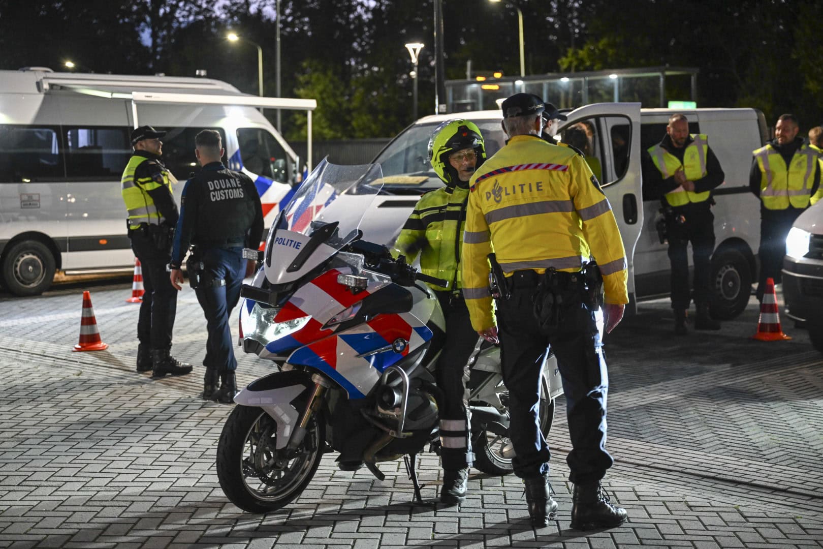 Grote verkeerscontrole door politie en Belastingdienst langs A7 bij Midwolde levert €148.376 op