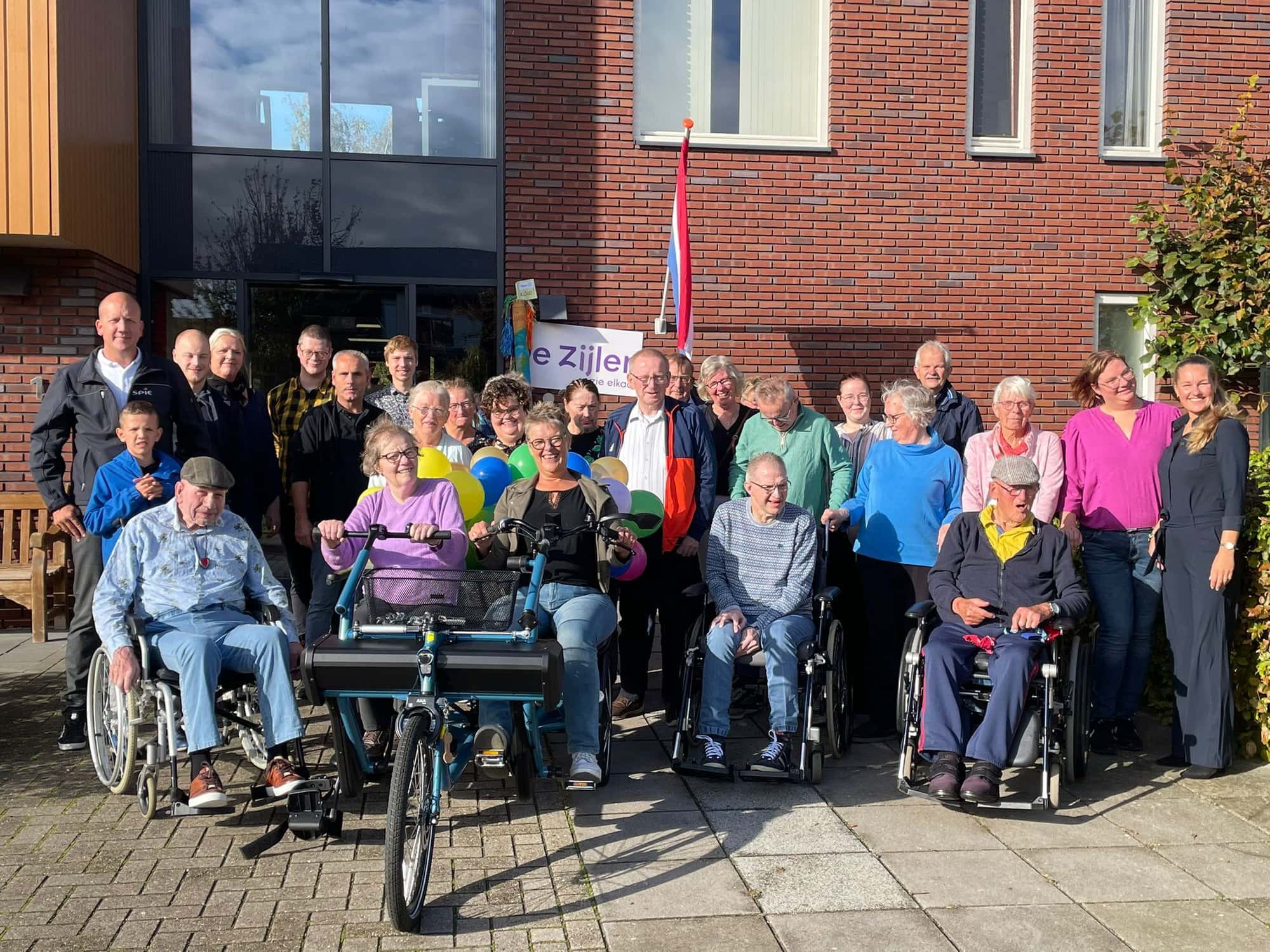 Bewoners van locatie De Zijlen in Tolbert blij verrast met nieuwe duofiets dankzij gulle giften