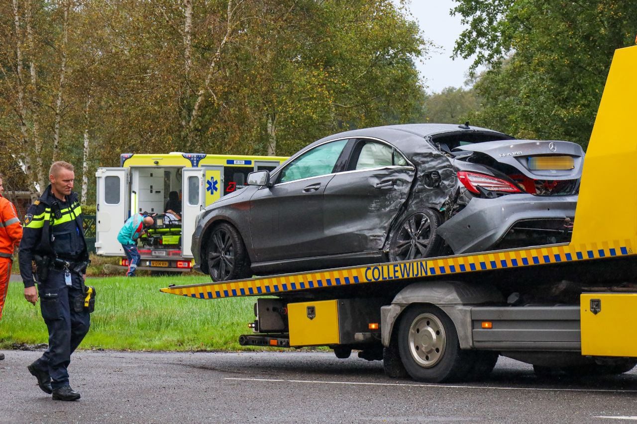 Botsing tussen vrachtwagen en automobilist op Boerakkerweg, één persoon naar ziekenhuis