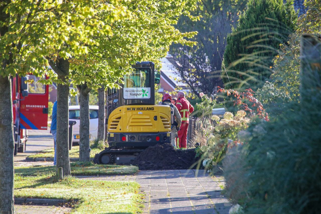 Gaslekkage door graafwerkzaamheden in Nietap; brandweer en Enexis ter plaatse