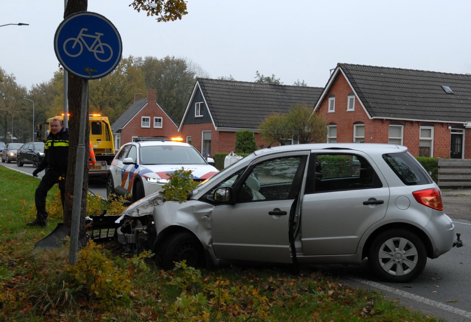 Automobiliste botst tegen boom op Oldebertweg in Tolbert