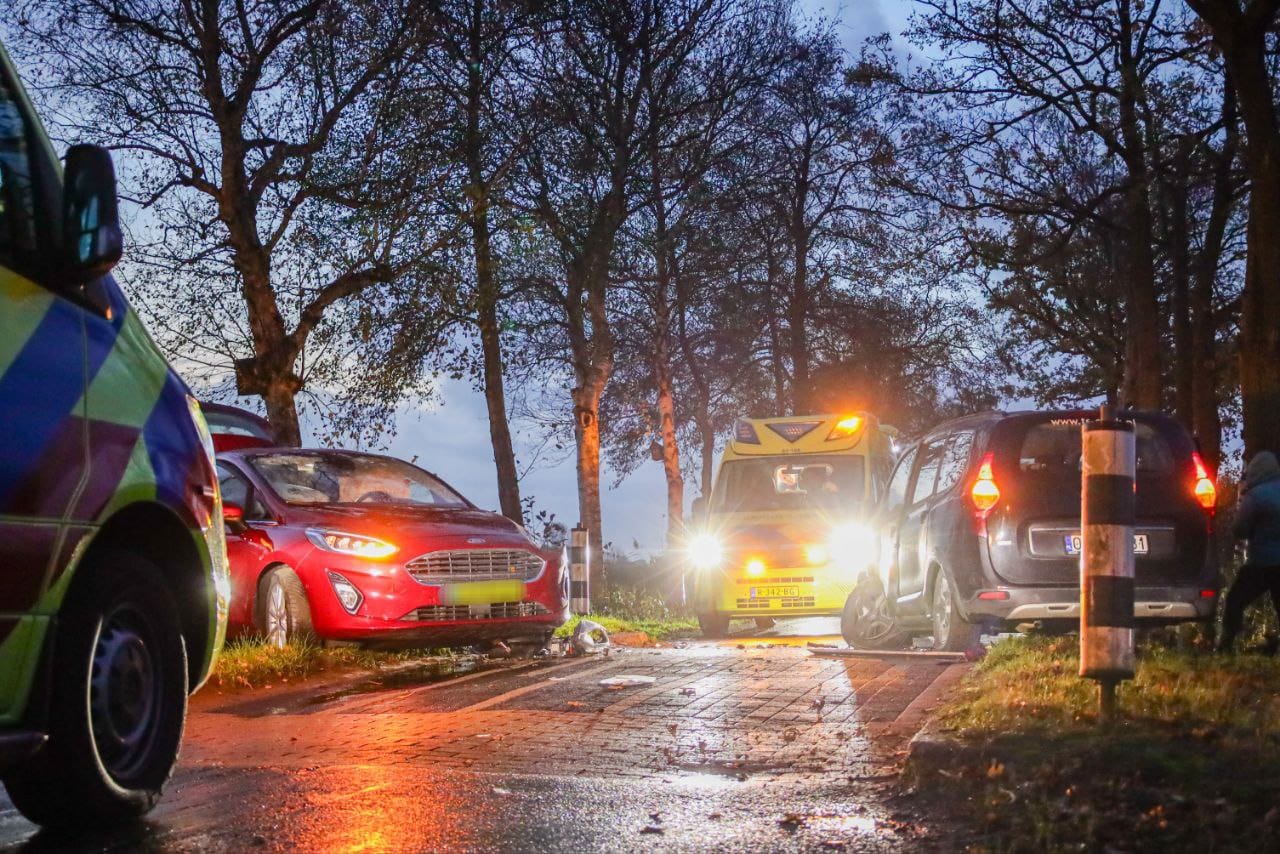 Frontale aanrijding op Halbe Wiersemaweg in Niebert; slachtoffer naar ziekenhuis