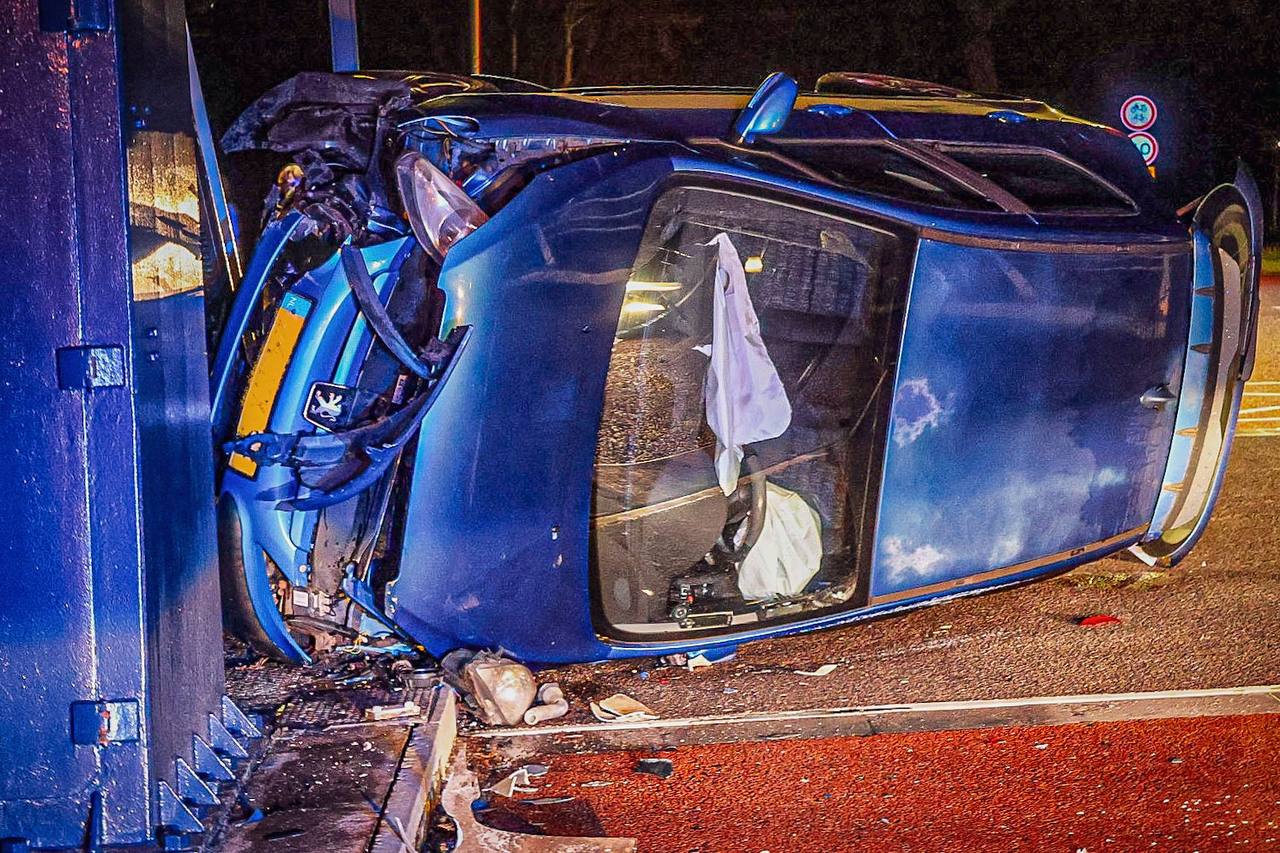 Auto komt op zijkant tot stilstand na botsing tegen Fanerbrug in Briltil.