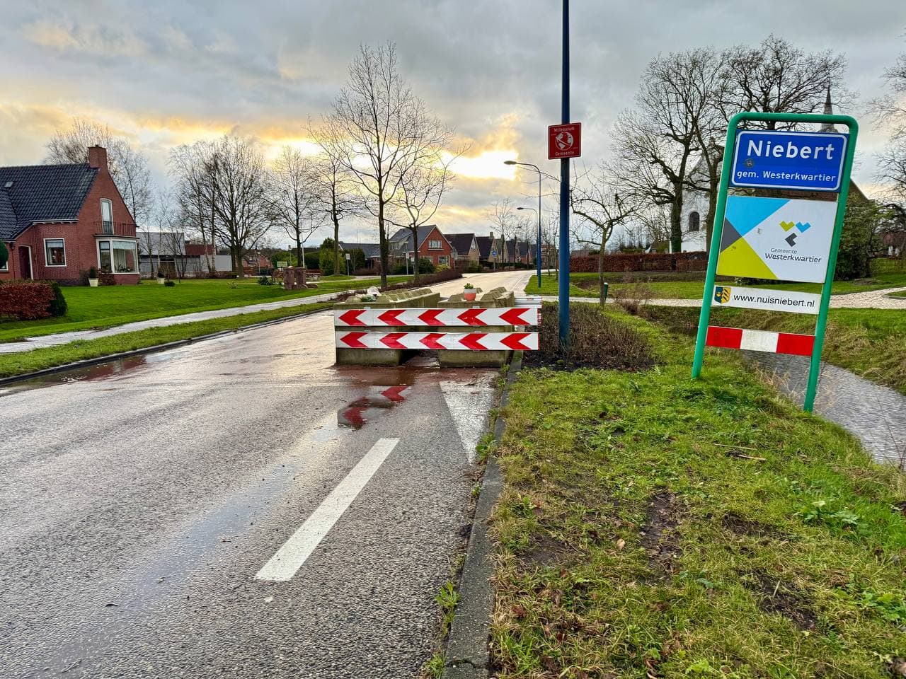 Gemeente Westerkwartier gaat betonblokken op Molenweg in Niebert verwijderen