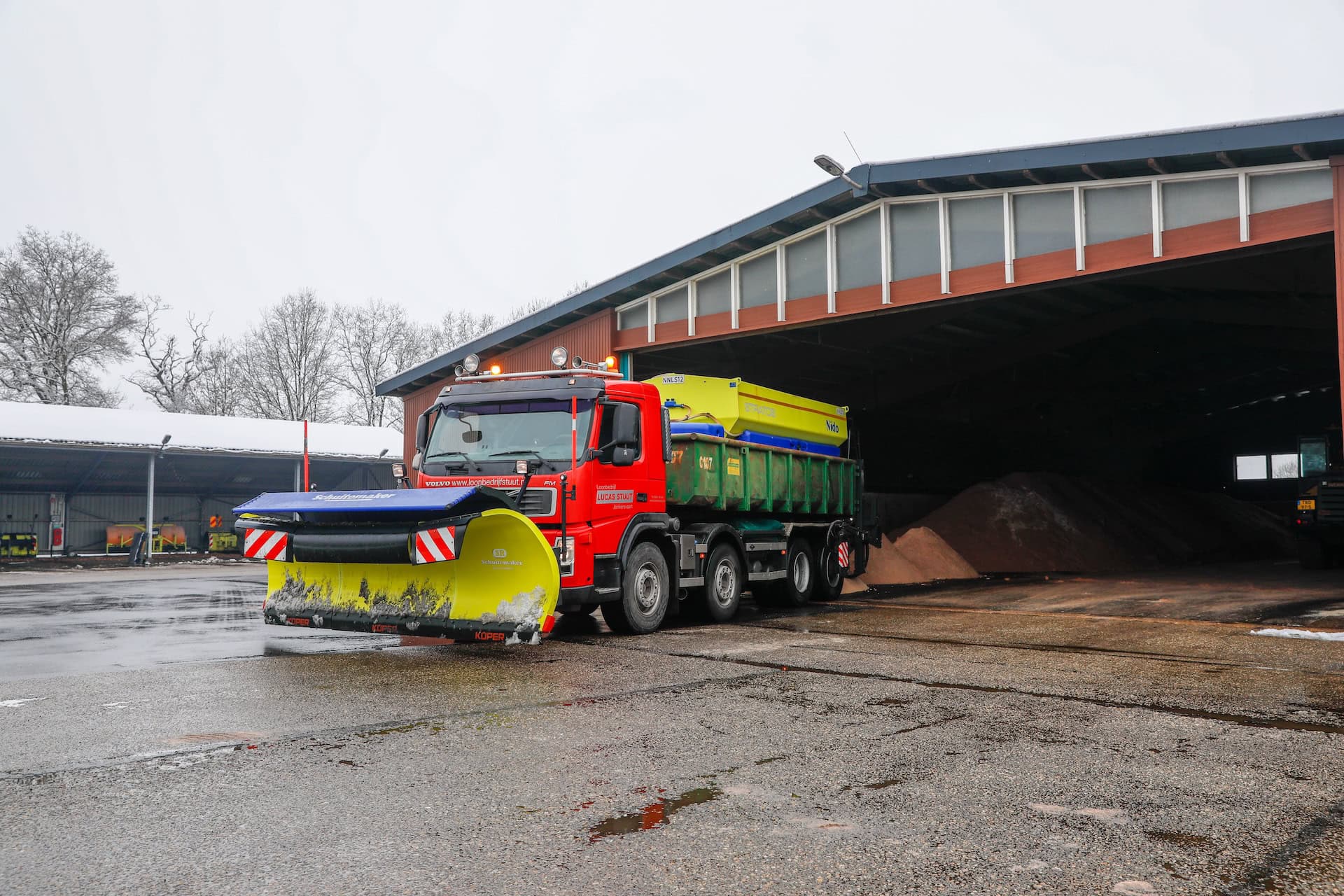 Weekendweer: wit landschap door sneeuwbuien, gladheid door sneeuw en bevriezing