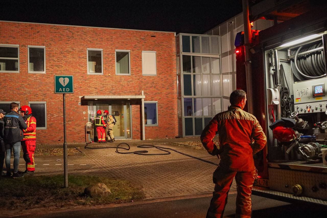 Brandweer Leek rukt uit na rookontwikkeling bij bedrijfspand aan de Kapteynlaan in Leek