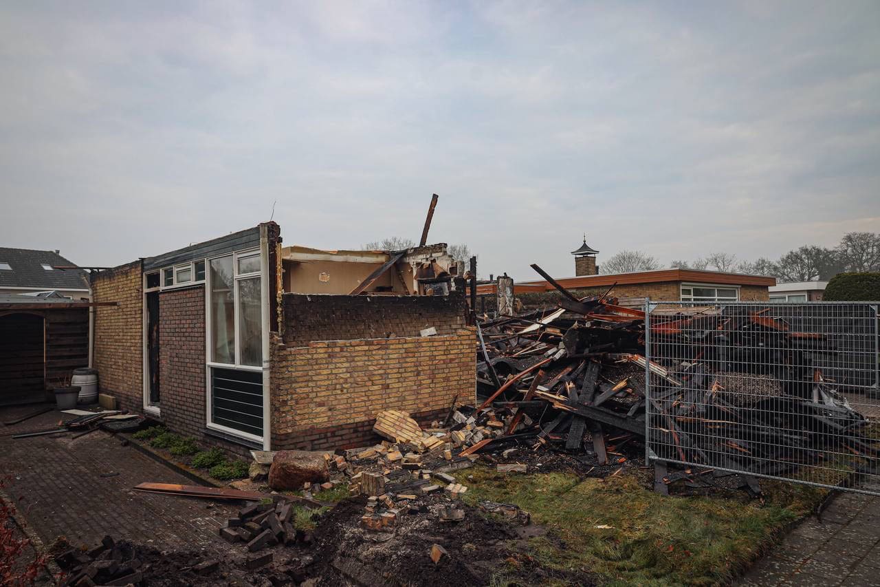 Ravage na grote brand in Zevenhuizen bij daglicht goed zichtbaar