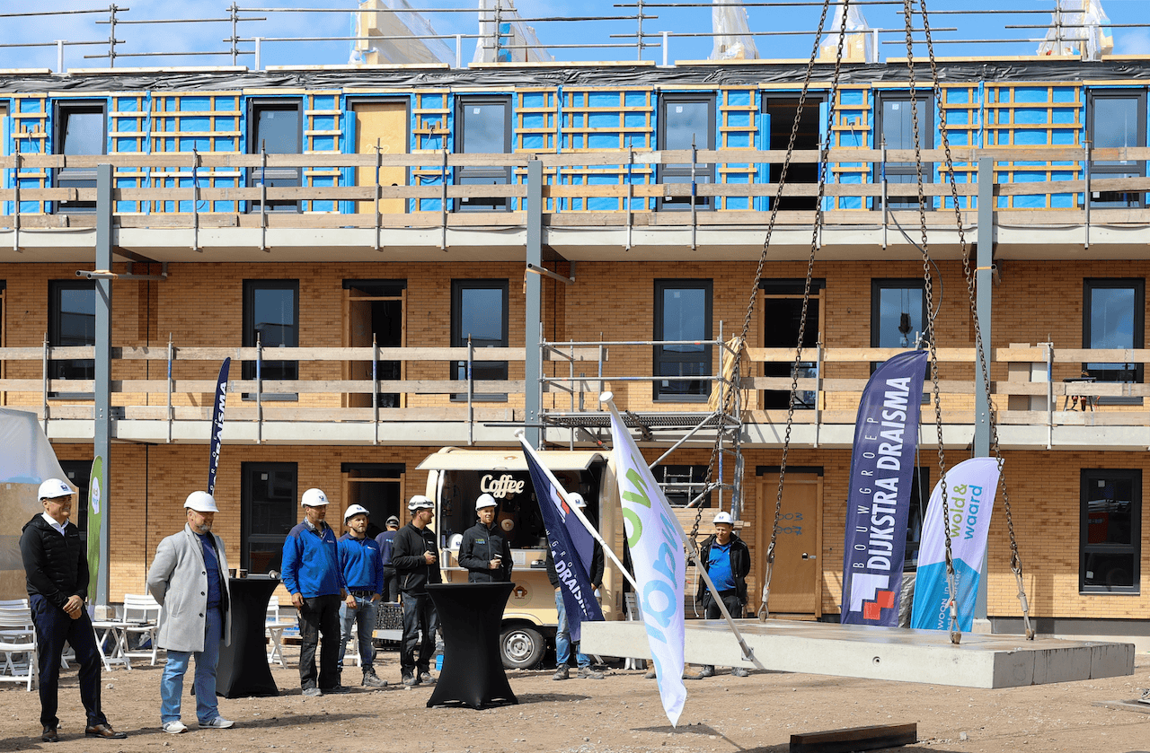 Nieuwbouw appartementencomplex aan de Van Panhuyslaan in Leek bereikt hoogste punt