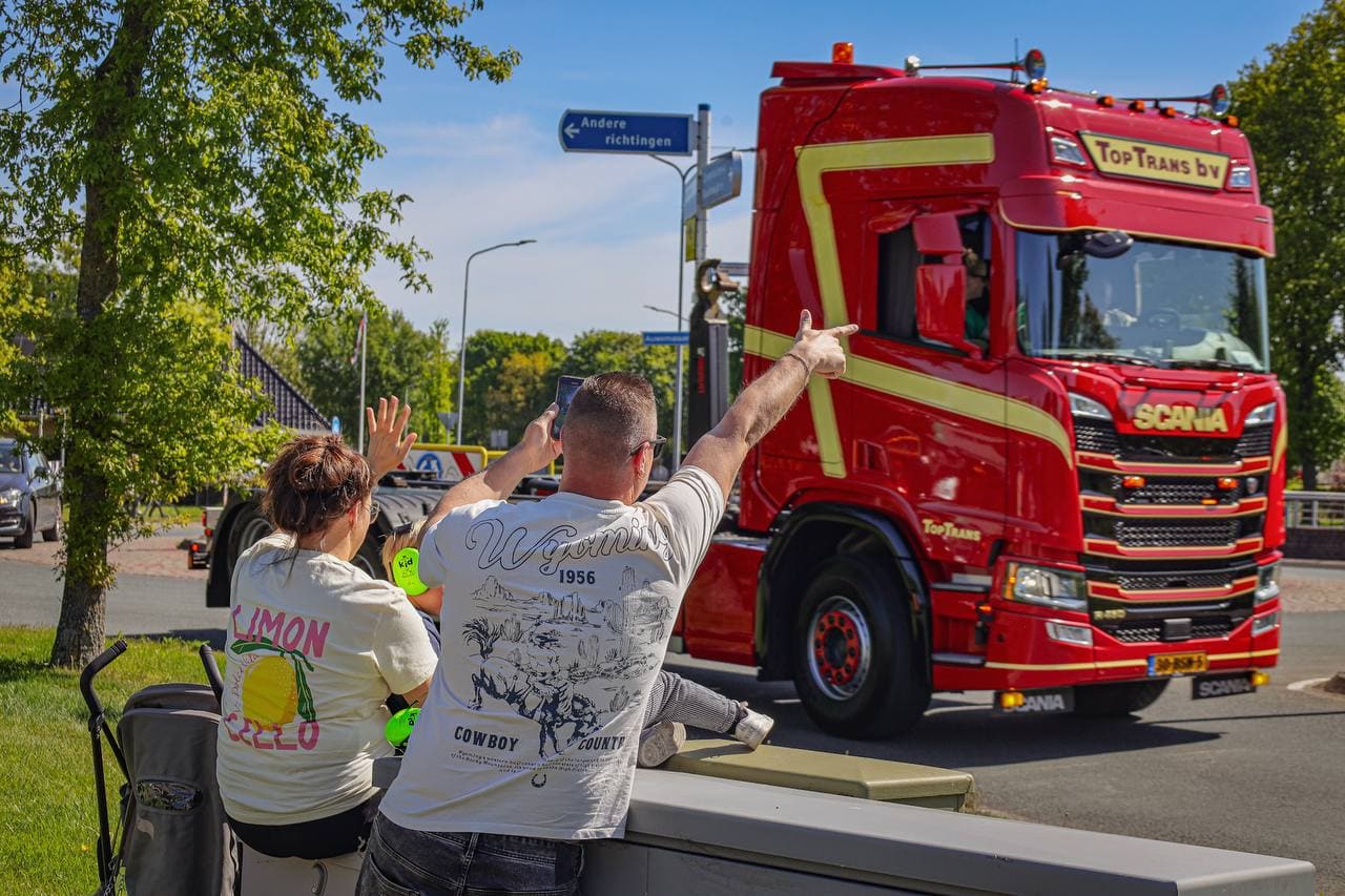 Zonovergoten 43ste editie van Truckrun Nienoord met blije gezichten, toeterende trucks en een feeste