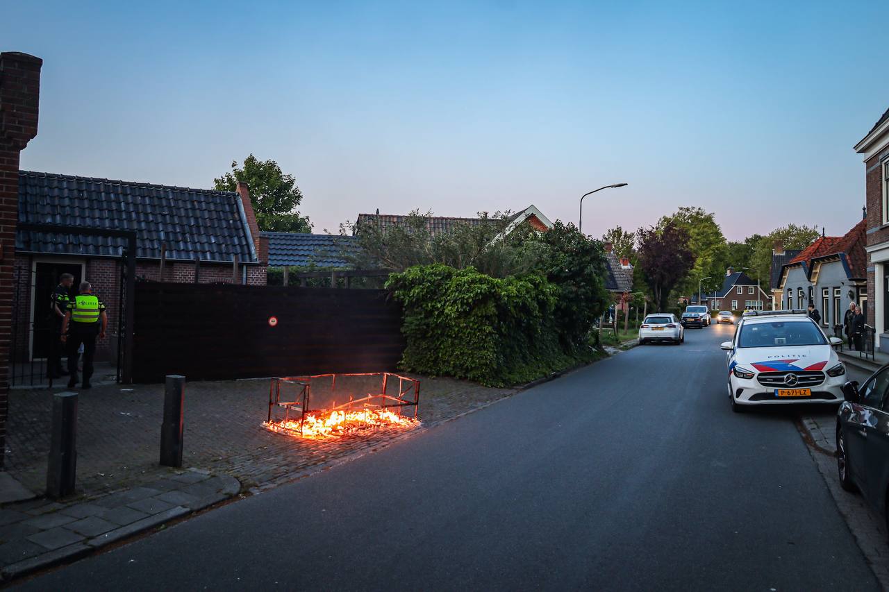 Tuinbankje in brand naast woning in Tolbert; vermoedelijke brandstichting