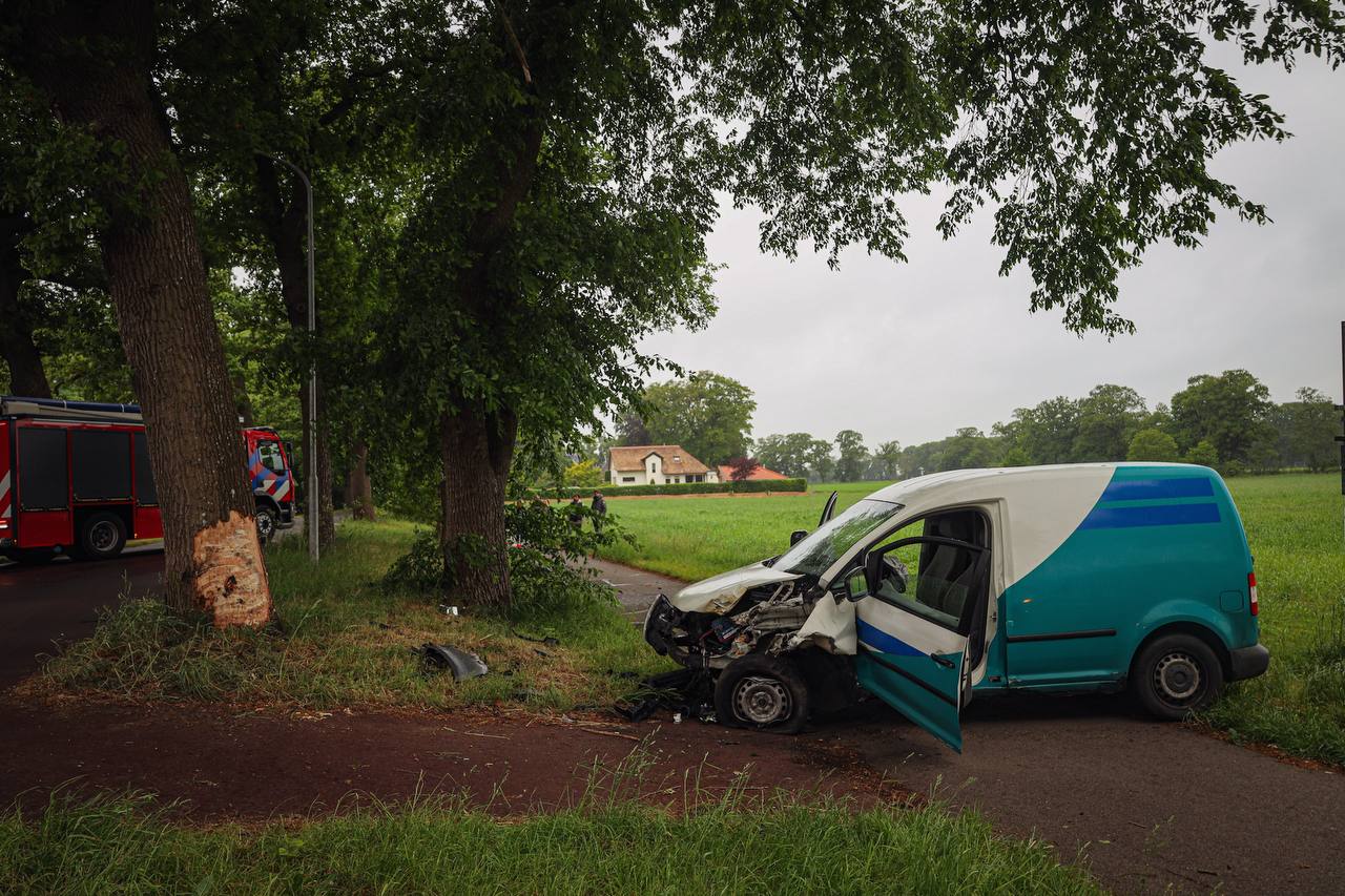 Ernstig verkeersongeval bij Marum; één gewonde na botsing tegen boom