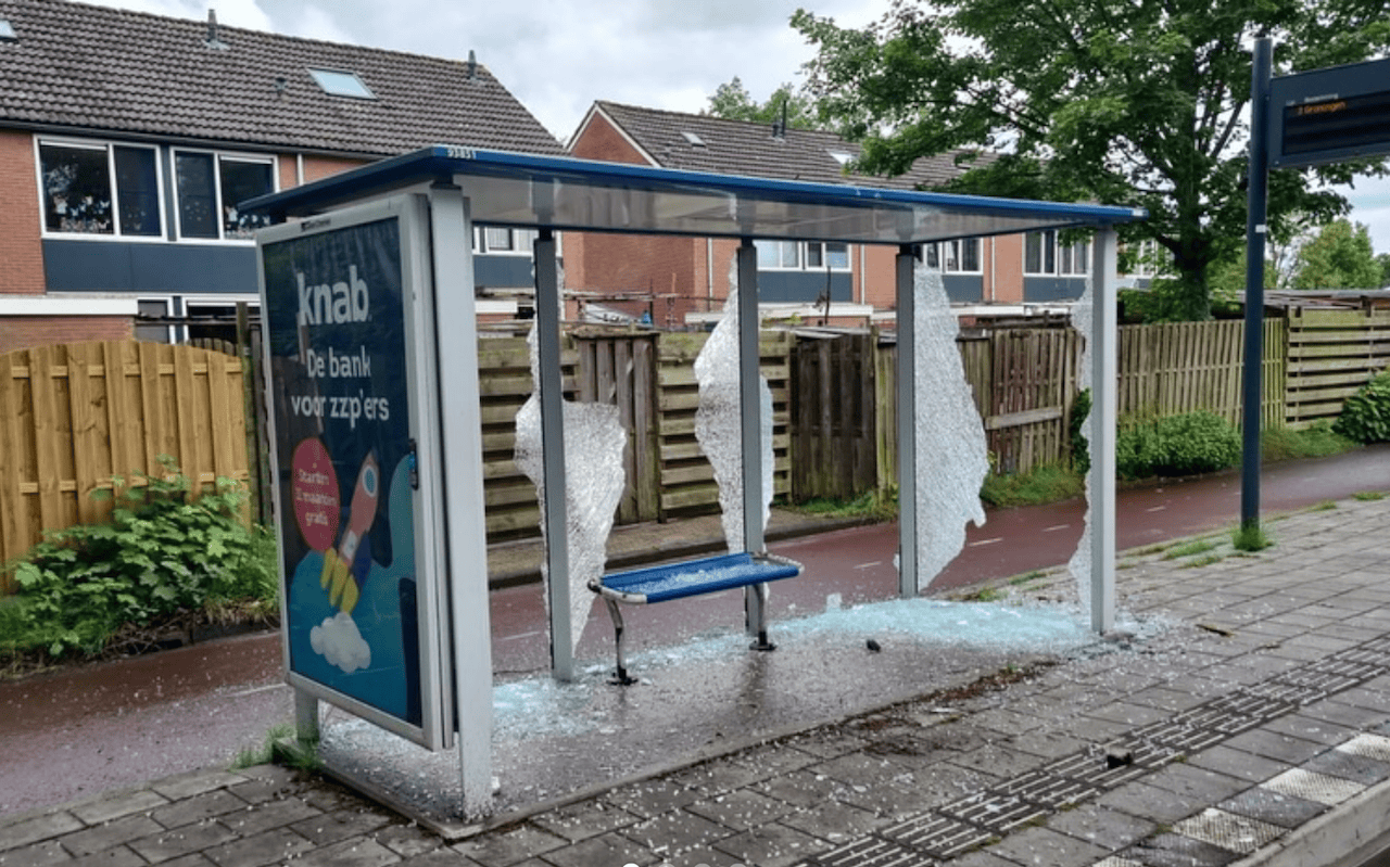 Groot aantal vernielingen gepleegd in Leek en Tolbert; vooral bushokjes en auto’s gesloopt